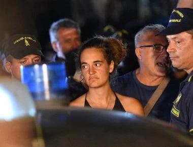Παραμένει σε κατ’ οίκον περιορισμό η Κάρολα Ράκετε